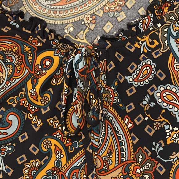 Tommy Hilfiger sleeveless top- with tie at neck. - Picture 4 of 4